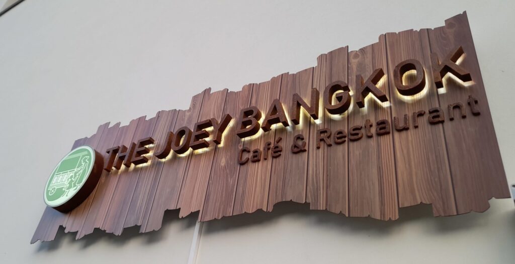 Enseigne avec effet acier corten de The Joey Bangkok