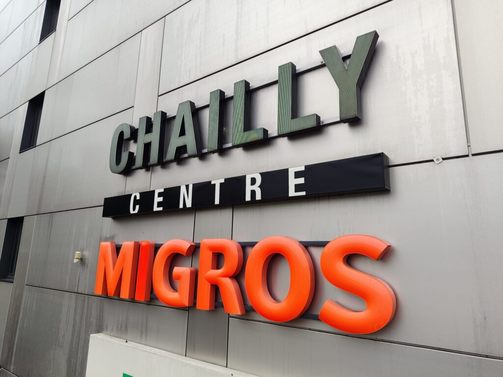 Enseigne lumineuse Migros à Chailly