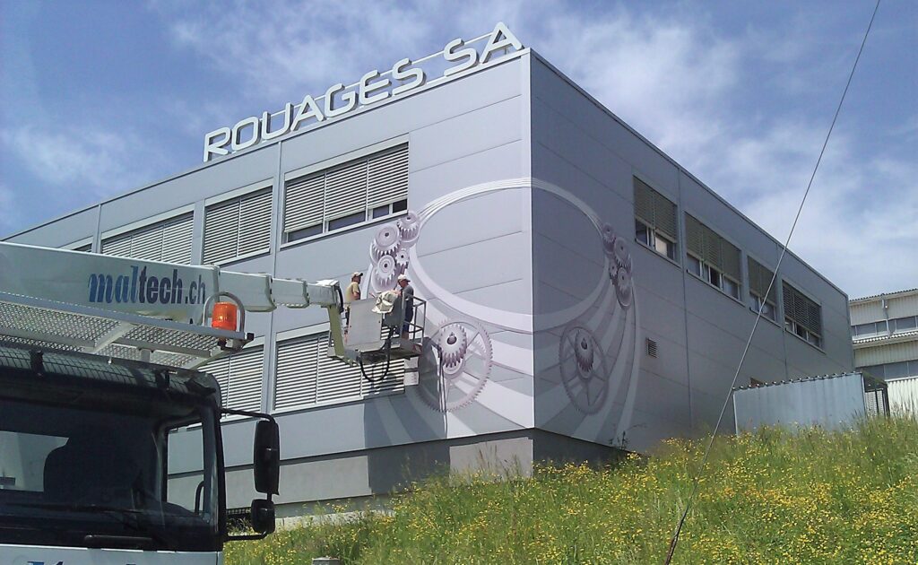 Montage d’une enseigne sur site