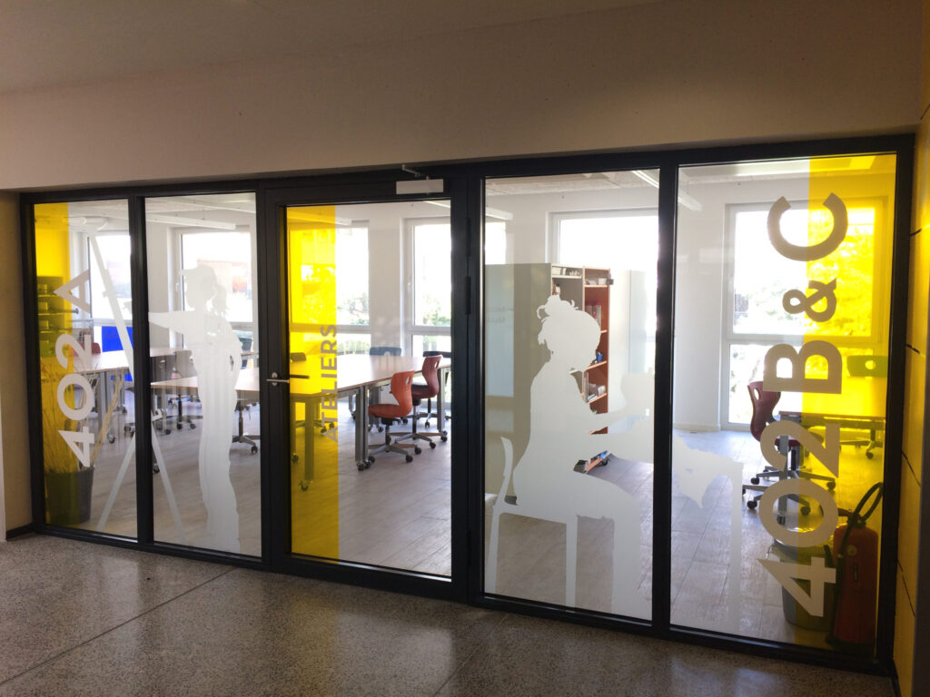 Vitrine décorée en film adhésif