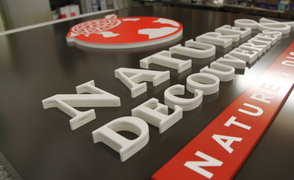 Lettres découpées en plexi pour Nature et Découvertes
