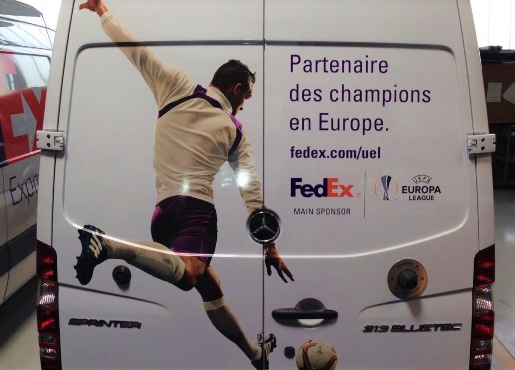 Publicité sur les véhicules FedEx