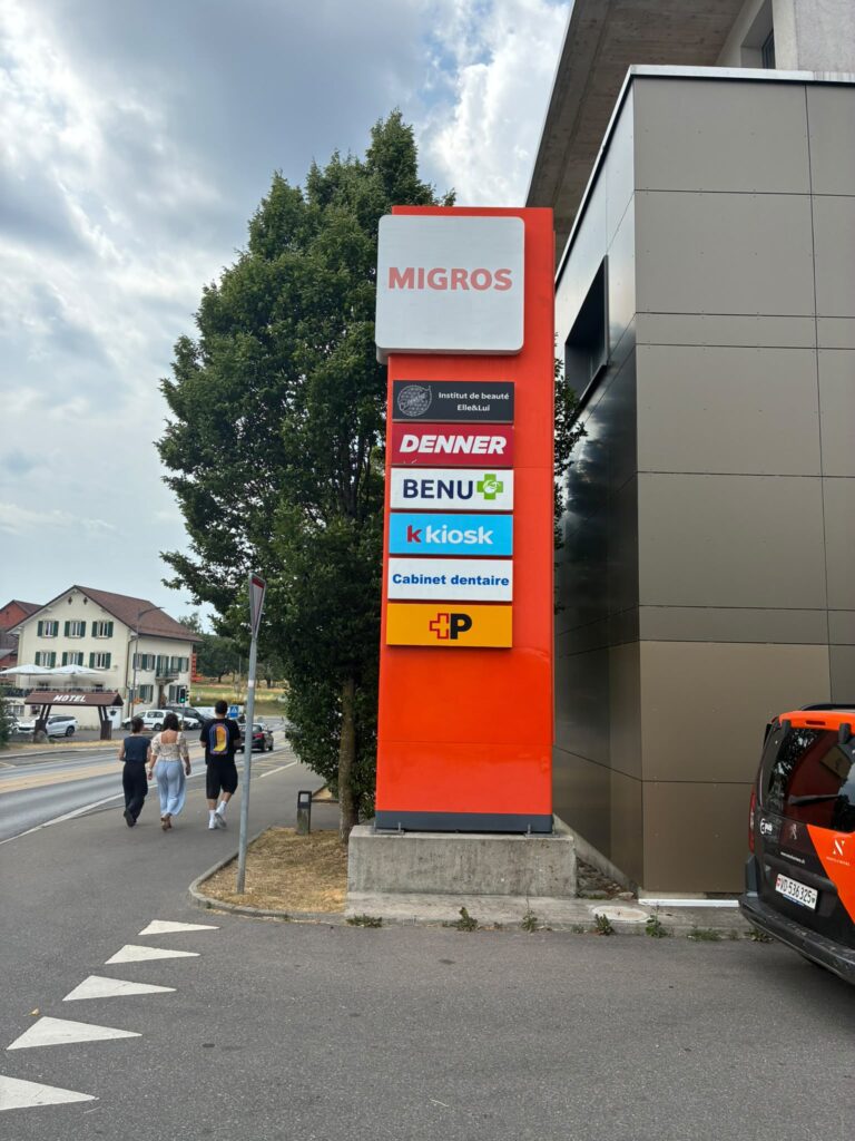 Totem publicitaire en zone commerciale dans le canton de Vaud