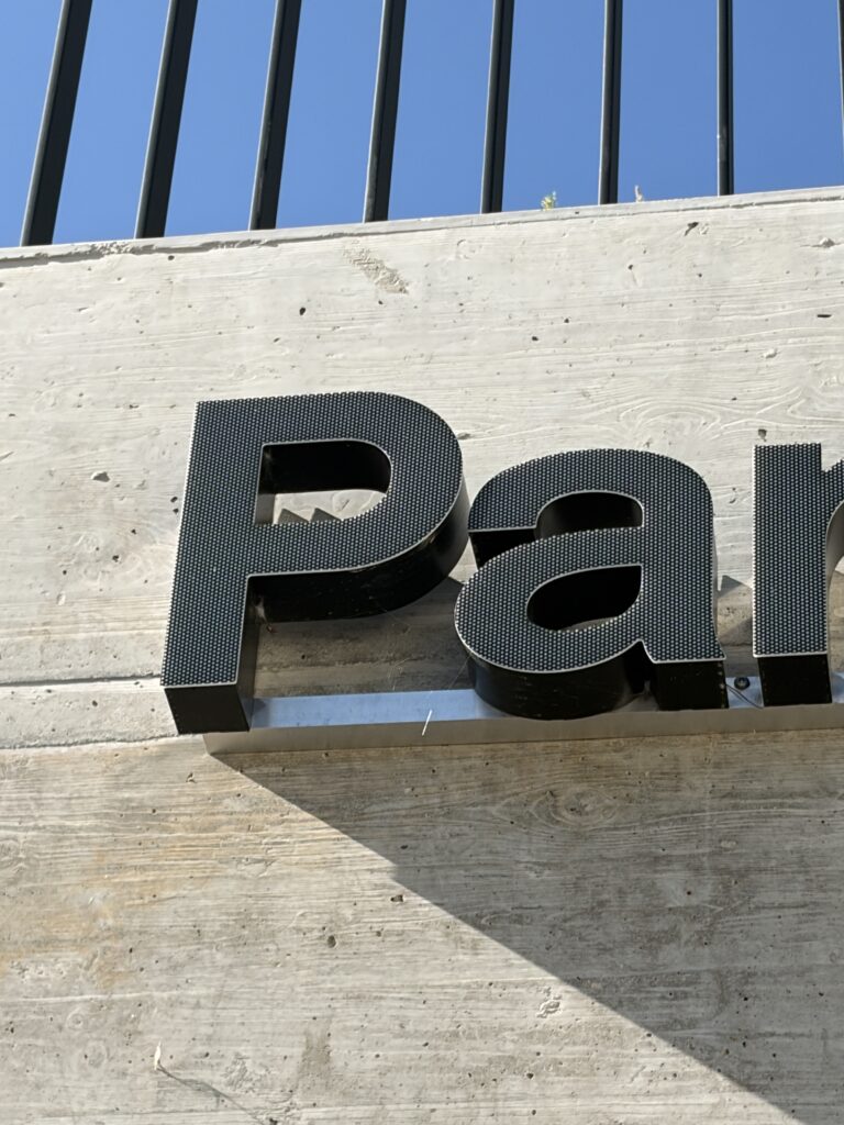 Enseigne en lettres boitiers lumineuses micro-perforée